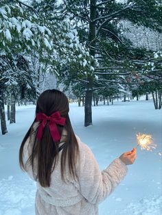 Birthday Snow Pictures, Nova Godina Dekoracija Uradi Sam, Birthday In Snow, Winter Birthday Pictures, Snow Birthday Photoshoot, Winter Birthday Photoshoot Ideas, Birthday Photoshoot Winter, Winter Birthday Photoshoot, Birthday In Winter