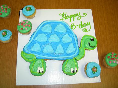 Turtle Cupcake Cake Turtle Cupcake Cake, Creative Cupcake Recipes, Turtle Cakes, Turtle Cupcakes, Pull Apart Cupcake Cake, Shaped Cakes, Cake For Her, Pull Apart Cake, Turtle Crafts