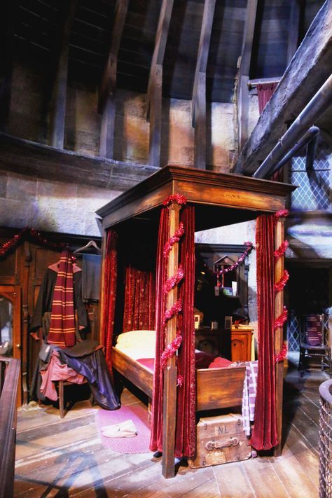 Hogwarts Visuals, Hogwarts Room, Harry Potter Places, Gryffindor Common Room, Magical Bedroom, Harry Potter Props, Harry Potter School, Harry Potter Miniatures, Stile Harry Potter