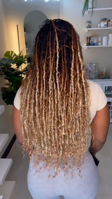 Locs Ombre Colored, Honey Blonde Ombre Locs, Blonde Boho Locs Black Women, Blonde Boho Faux Locs, Ombré Faux Locs, Ombre Faux Locs Black Women, Blonde Faux Locs Black Women, Boho Locs With Curls, Honey Blonde Faux Locs