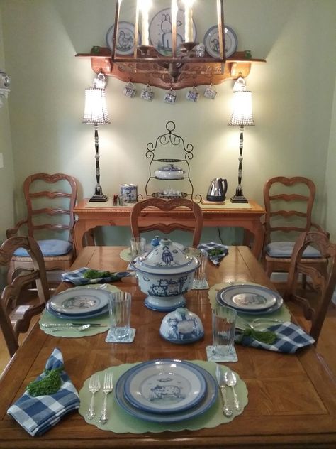 Hadley Pottery Decor, Mary Hadley Pottery, Dining Table Decor Ideas, Hadley Pottery, Dining Table Decorations, Linen Couch, Diy Dining Table, Spring Centerpiece, Dinner Party Ideas