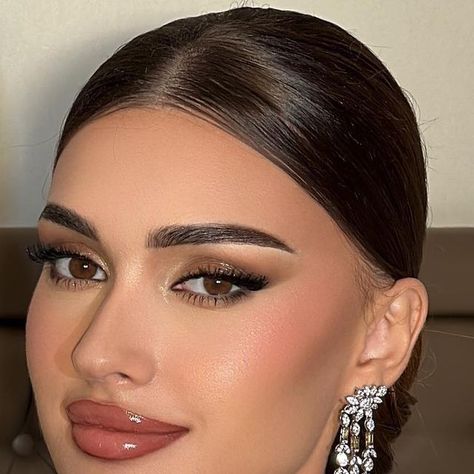 Makeup Looks Classy, Soiree Makeup Look, Engagement Party Makeup The Bride, Makeup For Wedding Party, Makeup For Gold Dress, Arabic Wedding Makeup, Mecca Makeup Looks, Makeup Party, Classy Makeup Looks