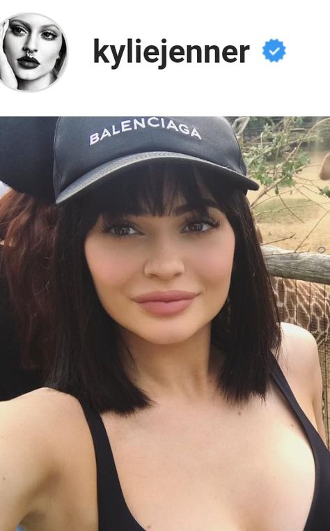 Kylie's blunt bangs. July 2017 Kylie Jenner With Bangs, Kylie Bob Haircut, Kylie Jenner Short Hair, Kylie Jenner Face, Kylie Jenner Hair Color, Jenner Hair, Kylie Jenner Hair, Black Bob, Hair Up Styles