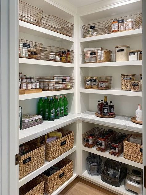 13 Walk-in Corner Pantry Ideas for Small Kitchens - GoTinySpace Small Corner Pantry, Corner Pantry Organization, Corner Pantry Ideas, Small Walk In Pantry, Walk In Pantry Ideas, Ideas For Small Kitchens, Pantry Closet Design, Small Pantry Organization, Neat Method