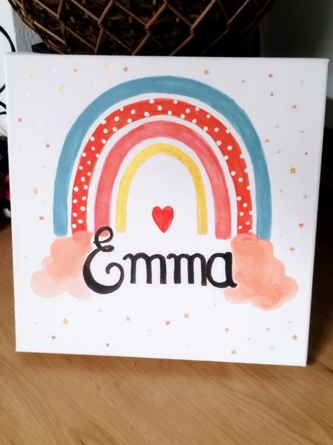 Tela pintada com tinta acrílica, personalizada com nome da bebé Diy Rainbow Painting, Baby Girl Painting Ideas, Name Canvas Painting Diy, Painted Name Canvas, Rainbow Canvas Painting, Ivy Room, Baby Room Paintings, Name Design Art, Kids Craft Gifts