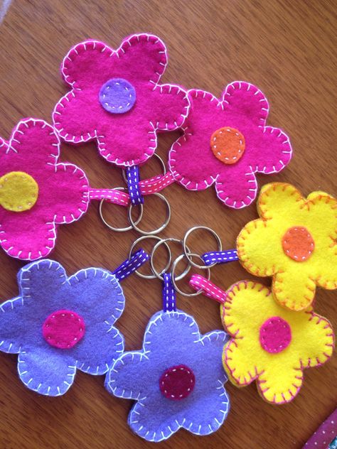 Simple felt flower bag tag/key ring Felt Keychain Ideas, Ornaments Ideas, Felt Keychain, Keychain Ideas, Baby Mobiles, Work Fun, Flower Bag, Felt Flower, Ring Crafts