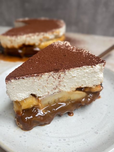 Biscoff Banoffee Pie, Biscoff Souffle, Crk Oc, Banoffee Cake, Banoffee Pie Recipe, Food References, English Desserts, Bee Cake, Biscoff Biscuits