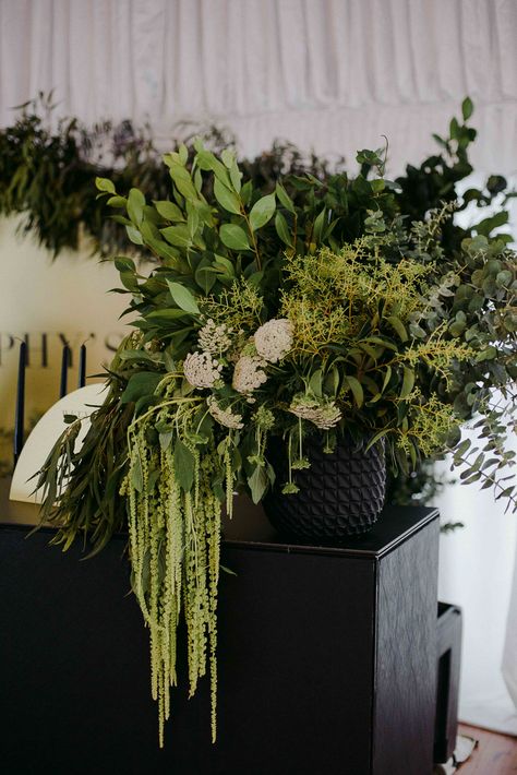 Perfect leaves + flowers Foliage Floral Arrangements, Black And Green Floral Arrangements, Forest Flower Arrangements, Bar Flower Arrangement, Flower Arrangements Green, Plants As Centerpieces, Green Floral Arrangements, Ivory Tribe, Plant Centerpieces