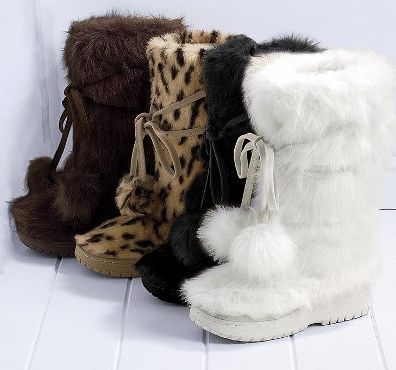 White Fur Boots, Faux Fur Fashion, Dr Shoes, Swag Shoes, Winter Fits, Fur Boots, Fur Fashion, Pretty Shoes, Dream Shoes