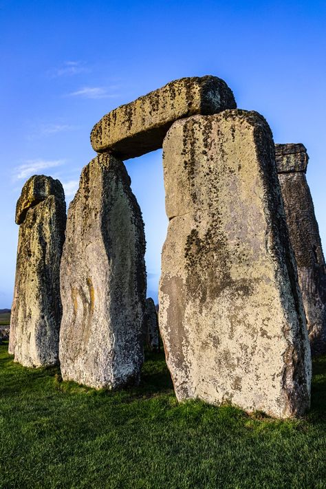 Stonehenge England, Megalithic Monuments, Ancient Egyptian Architecture, Green Grass Field, Famous Monuments, Gray Rock, Standing Stone, Grass Field, Ancient Mysteries