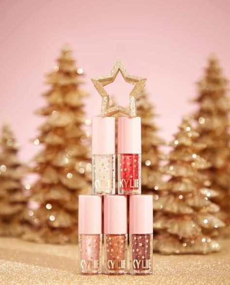 Holiday Skin, Lip Plumpers, Christmas Marketing, Christmas Campaign, Gifts Photography, Christmas Shoot, Kylie Cosmetic, Beauty Brushes, Cosmetics Photography