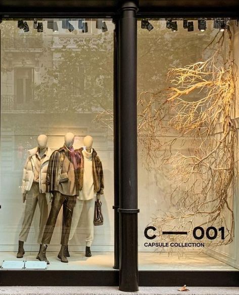 Fall Store Window Displays, Visual Merchandising Fashion, Fashion Window Display, Window Display Retail, Store Window Display, Visual Merchandising Displays, Store Window Displays, Window Display Design, Winter Window