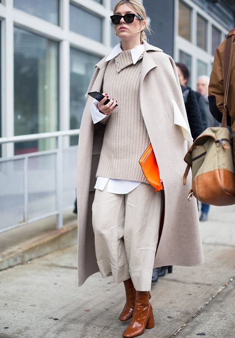 Why the New Minimalistic Fashion Trend Is Anything but Boring via @WhoWhatWearUK Mode Dope, Mantel Styling, Mantel Outfit, Sies Marjan, Minimalist Moda, Look Zara, Rejina Pyo, Hijab Look, Beige Outfit