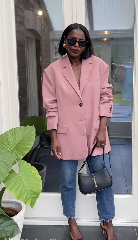 Pink Blazer Work Outfits Women, Pink Blazer Outfit Street Style, Pink Oversized Blazer Outfit, Pink Blazer With Jeans, Colorful Chic Outfit, Long Blazer Outfits For Women, Blazer Outfits For Women Parties, Denim Blazer Outfit, Oversize Blazer Outfit