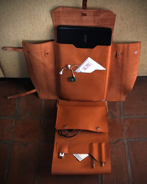 Man Laptop Bag, Recycled Leather Bag, Diy Leather Laptop Bag, Diy Laptop Bag, Leather Desk Accessories, Leather Laptop Bags, Backpack Vintage, Diy Leather Projects, Diy Backpack