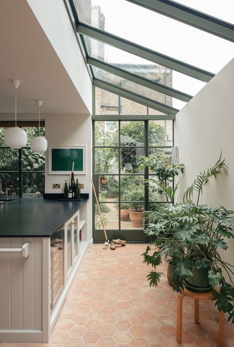 Kitchen Tour: A Gorgeous Extension With a Leafy Glasshouse Feel | Houzz UK Conservatory Kitchen Extension, Extension Ideas, Dining Room London, Conservatory Kitchen, Side Extension, London Kitchen, Traditional Dining Room, Roof Detail, Kitchen Extension