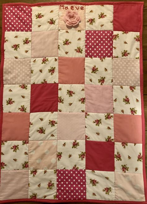 Pink Square Quilt, Patchwork Aesthetic, Mtv Cribs, Pink Quilt, Homemade Quilts, Sewing Machine Projects, Easy Quilt, Pink Quilts, Room Stuff