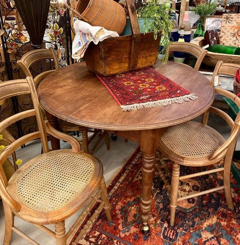 Round Vintage Dining Table, Round Table Vintage, Old Round Table, Antique Round Kitchen Table, Round Vintage Table, Vintage Round Coffee Table, Vintage Round Dining Table, Round Dining Table Apartment, Antique Round Dining Table