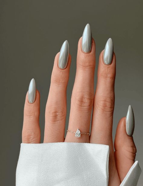 Silver Gray Fall Nails Light Grey Chrome Nails, Light Grey Nail Ideas, Light Grey Nails, Classy Almond Nails, Nail Types, Nails Arts, Chrome Nails Designs, Green Nail Designs, One Color Nails