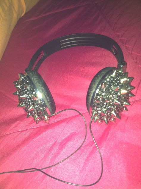 Cute, jamming, rockstar, spiky headphones. Spiky Headphones, Trashy Y2k Aesthetic, Catty Noir, Scene Queens, Bumbo, Trashy Y2k, Scene Kids, Scene Emo, Emo Scene