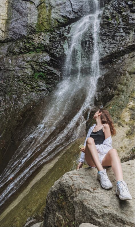 Poses In Waterfall, Waterfall Pics Ideas, Falls Pose Ideas, Niagara Falls Outfit Summer, Poses Near Waterfall, Waterfall Outfit Ideas, Waterfall Poses Photo Ideas, Waterfall Photoshoot Ideas, Waterfall Outfit