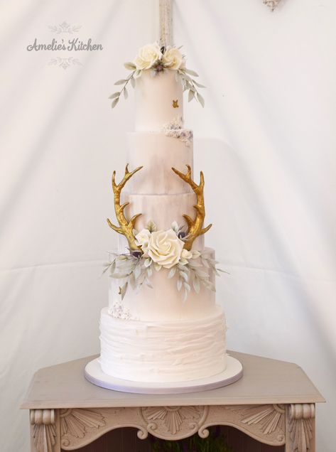 Deer Hunting Wedding Ideas, Deer Antler Wedding Cake, Antler Cake Topper, Wedding Hunting Theme, Antler Wedding Cake, Vikings Outfit, Deer Wedding Cake, Hunting Wedding Cake, Hunting Wedding Theme