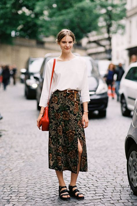 vanessa jackman. Tilda Lindstam, Vanessa Jackman, Walking Down The Street, Couture Mode, Looks Street Style, A Skirt, 가을 패션, Mode Vintage, Looks Style