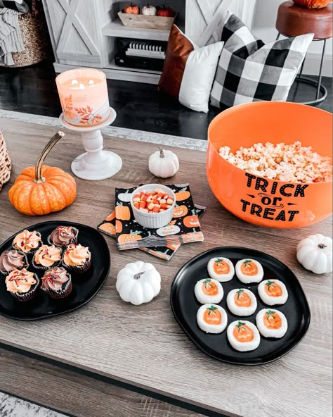 Halloween Movie Night Party, Couples Movie Night, Autumn Porch Decor, Halloween Themed Movies, Halloween Things To Do, Halloween Themed Snacks, Scary Movie Night, Autumn Porch, Halloween Sleepover