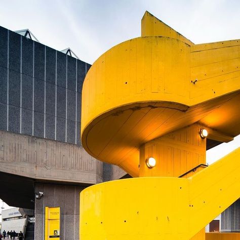 krzys on Instagram: "And again yellow. Southbank Centre / Hayward Gallery by Norman Engleback, Ron Herron, Warren Chalk, John Attenborough, 1968 This is London. ___________ #city_features #urbanromantix #letsdolondon #london4all #uk_shooters #explorelondon #southbankcentre #londoncityworld #MySecretLondon #londonbeautifullife #architecture #betonbrut #brutalist #brutgroup #brutopolis #brutalism #modernist #modernism #brutalistarchitecture #modernistarchitecture #artystycznapodroz #arquitecturamx #skyscraping_architecture #sky_high_architecture #arkiromantix #tv_buildings #archilovers #architecturephotography #haywardgallery #stairwalkers" Bris Soleil Architecture, London Architecture Photography, Gordon Bunshaft Architecture, Changing Of The Guard London, Brutalist Architecture London, Hayward Gallery, South Bank, Brutalist Architecture, London Photography