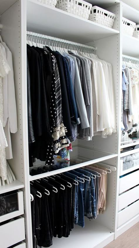 Because nobody wants to sleep next to a giant clothes monster, so here we have some ideas to keep your open closet organized. #closet #storage Inspiration Dressing, Best Closet Organization, Organized Closet, Ikea Closet, Walking Closet, Closet Tour, Open Closet, Youth Room, Closet Layout