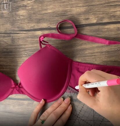 This is a guide to bra makeovers. Learn how to upgrade your underwear with these quick and simple DIY bra hacks. Stripless Bra, Bra Hacks Diy, Bra Diy, Fix Bra, Bedazzled Bra, Bra Ideas, Bra Art, Bra Crafts, Old Bras