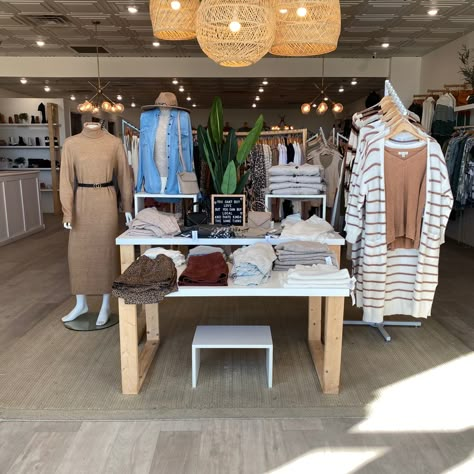 Retail Store Table Display, Display Tables Retail Boutiques, Boutique Lighting Ideas, Luxury Boutique Interior Store Design, Boutique Store Design, Boutique Display Table, Small Clothing Store Interior, Luxury Boutique Interior, Retail Clothing Display