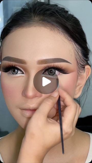 Anisa Mua malang on Instagram Dolls Eyes Makeup, How To Do Doll Eyes Makeup, Doll Eyes Makeup, Smokey Eye Makeup Video, Makeup Hacks Videos, Doll Eye Makeup, Doll Makeup, Hacks Videos, Eye Makeup Art