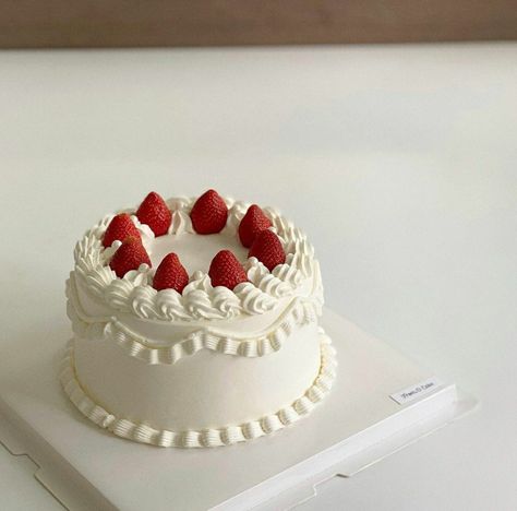 Bolo Vintage, Vintage Birthday Cakes, Simple Cake Designs, Mini Cakes Birthday, Pretty Dessert, Creative Birthday Cakes, Simple Birthday Cake, Fake Cake, Strawberry Cakes