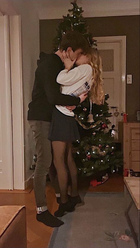 Cute Pictures With Boyfriend Kissing, Xmas With Boyfriend, Snowball Kissing, Couple Goal Christmas, Christmas Pics With Boyfriend, Cute Couple Pics Christmas, Christmas Relationship Goals, Christmas Boyfriend Goals, Christmas Couple Goals