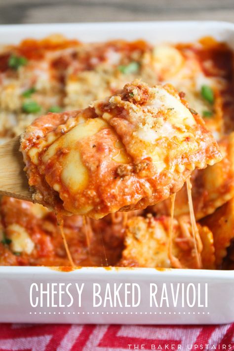 Cheesy baked ravioli - super quick and easy to make, and so delicious! Ravioli Casserole, Baked Ravioli, Gnocchi Dishes, Ravioli Bake, Ravioli Recipe, Pot Stickers, Dinner Meals, Easy Cheesy, Easy Dinners