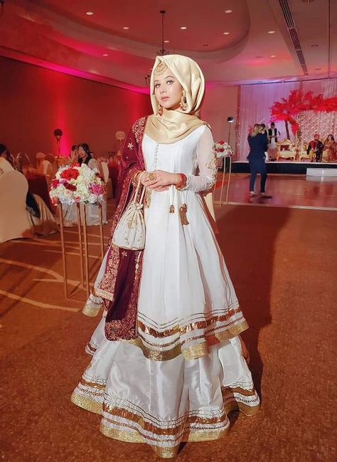 Sari With Hijab Party Wear, Hijab Style For Wedding Function, Dress For Girls For Wedding, Wedding Hijab Styles Pakistani, Elegant Pakistani Dresses, Hijabi Bride Pakistani, Wedding Dresses With Hijab, Muslim Brides Indian, Engagement Hijab