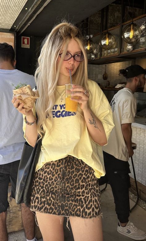 Style With T Shirt, Oversized T Shirt Outfit Summer, Styling A T Shirt, How To Style A T Shirt, Yellow T Shirt Outfit, Outfits With Bags, How To Style A Shirt, Cool Outfits Summer, Outfit With T Shirt