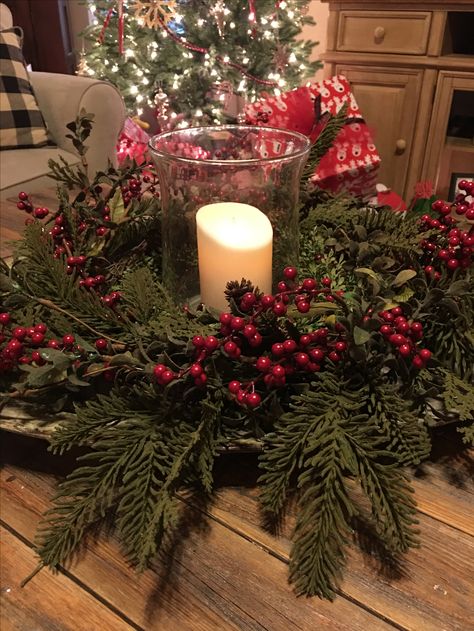 Circle Table Christmas Centerpiece, Christmas Dining Table Decorations, Dining Table Decorations, Christmas Extravaganza, Christmas Table Decorations Diy, Xmas Centerpieces, Christmas Centers, Patterned Napkins, Christmas Dining Table