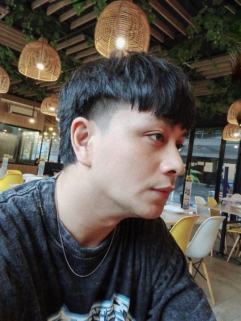 If you still have a short hair and want to have a mullet haircuts. Mens Straight Hair, Asian Mullet, Mullet Men, Asian Men Short Hairstyle, Short Mullet, Asian Haircut, Men Hairstyle, Wavy Hair Men, Men's Short Hair