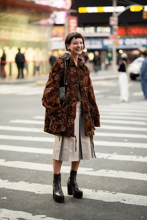 Fashion Week Fall 2023, Modern Mother Of The Bride, Eclectic Clothing Style, 2023 Street Style, Outfit Recipes, Eclectic Fashion Style, Street Style Photography, Foo Foo, Top Street Style