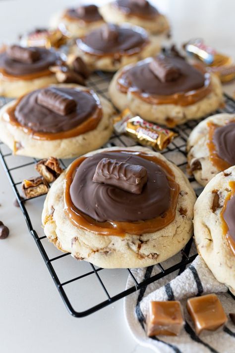 crumbl Twix cookies on a cookie cooling rack Twix Cookie Recipe, Cottage Baking, Twix Cookie, Crumbl Copycat, Cookies And Cream Milkshake, Crumble Cookie Recipe, Crumble Cookie, Twix Bars, Cooking With Karli