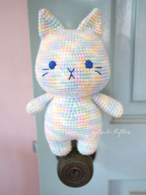 Amigurumi — Tira the Little Cat (Hainchan), Paddlepop Rainbow Version Rainbow Yarn Crochet Projects, Crochet Rainbow Animal, Crochet With Rainbow Yarn, Rainbow Yarn Crochet, Rainbow Amigurumi, Yarn Animals, Crochet Cat Hat, Rainbow Plush, Imaginary World