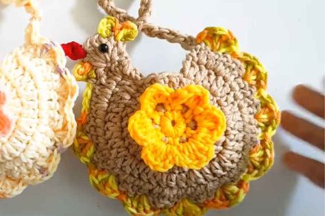 Hello, how are you today? Welcome to our blog About Crochet. We hope you are very well and looking forward to a new Free Crochet Pattern or Tutorial. Chicken Purse, Quirky Crochet, Crochet Easter Decorations, Crochet Numbers, Chicken Crochet, Crochet Chicken, Crochet Easter, Crochet Animals Free Patterns, Crochet Purse