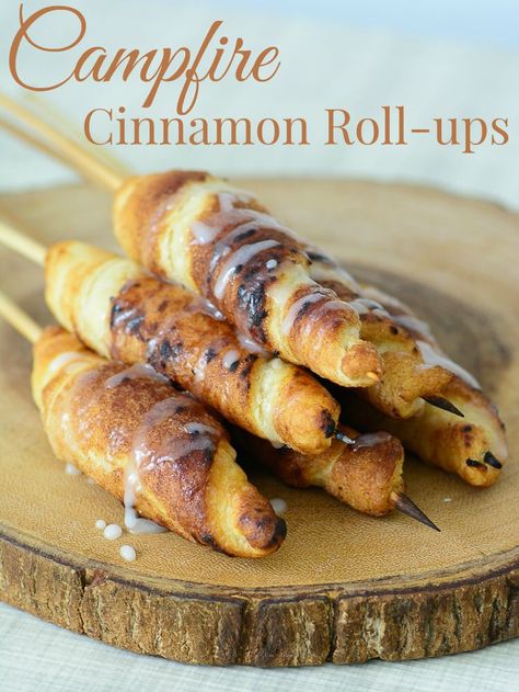 Campfire Cinnamon Roll-ups. This is a must have camping recipe! Campfire Snacks, Popcorn Cupcakes, Best Mac N Cheese Recipe, Campfire Desserts, Camping Hacks Food, Camping Desserts, Camping Breakfast, Easy Camping Meals, Campfire Food