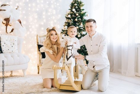 Christmas Ootd, Son Photo Ideas, Christmas Poses, Tree Beautiful, Mommy And Son, Christmas Photoshoot, Young Family, Family Posing, White Backdrop