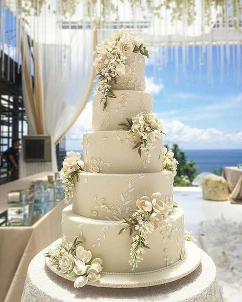 Huge Wedding Cakes, Classy Wedding Cakes, Dream Marriage, Birthday Cake Decorating Ideas, Disney Wedding Cake, Destination Wedding Italy, Chic Wedding Dresses, Simple Elegant Wedding, Cake Decorating Ideas