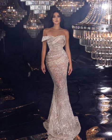 Sheer, elegant beige evening dress with a heart-shaped neckline, richly embellished with crystals, with one off-the-shoulder sleeve. Beige Evening Dress, Elegant Silk Dresses, Matric Dance Dresses, Long Mermaid Dress, Sparkly Gown, Outfit Anime, Matric Dance, Trendy Coat, Gorgeous Prom Dresses