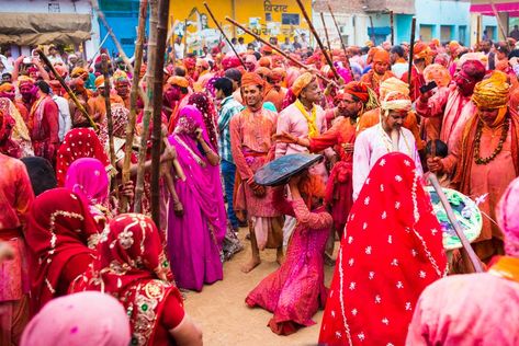 The way Holi is celebrated in the birth towns of Krishna and Radha (Barsana and Nandgaon) respectively is insane. Men from Nandgaon come with the intention of teasing the women from Barsana and the women in return hit them with Lathis  - hence the name 'Lathmar'. The men also save themselves with shields. The day that follows, all the women from Barsana go to Nandgaon to celebrate Holi with the men there. The main celebrations take place in the Ladliji Temple ( dedicated) to Radha Rani. This uni Lathmar Holi, Festival Of Colours, Holi Celebration, Holi Festival, Color Festival, Radha Rani, Folk Dance, Bright Spring, Indian Festivals