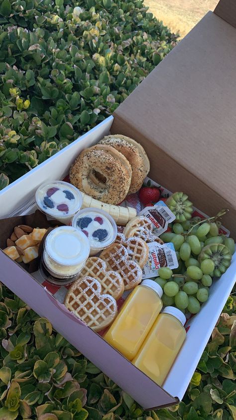 Dessert Picnic Aesthetic, Picnic Lunch Date, Morning Picnic Breakfast, Individual Picnic Box Ideas, Breakfast Ideas With Friends, Snacks For Hangouts, Bento Box Picnic, Healthy Box Gift, Lunch Picnic Ideas Food